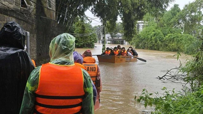 Typhoon Matmo floods Hanoi, stranding vehicles and disrupting Daily Life