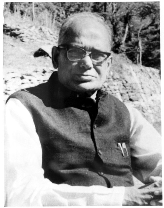 उपराष्ट्रपति सी. पी. राधाकृष्णन ने जयप्रकाश नारायण को उनकी पुण्यतिथि पर श्रद्धांजलि अर्पित की