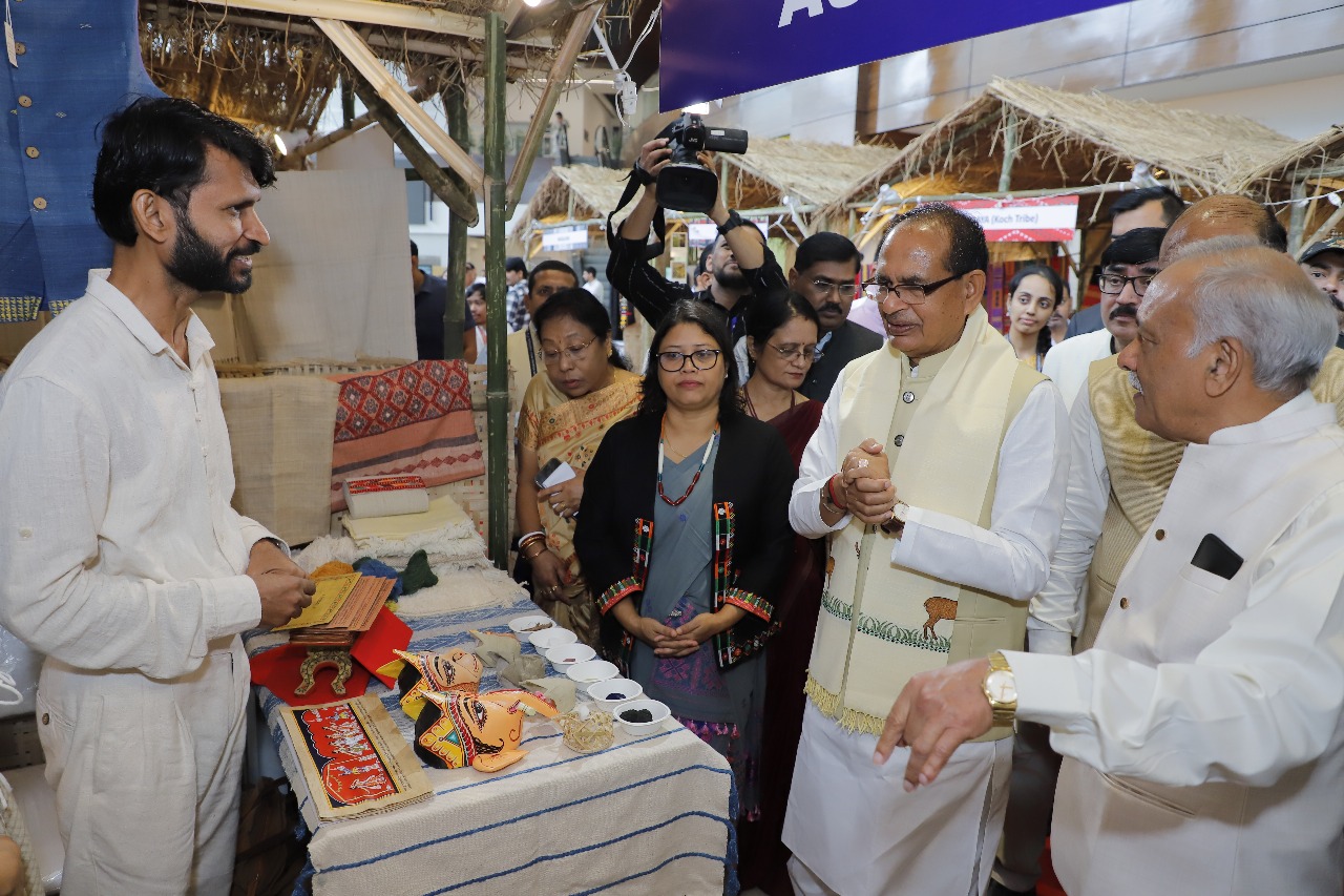 कृषि और किसान कल्याण मंत्री शिवराज सिंह चौहान ने वीविंग इंडिया टुगेदर राष्ट्रीय सम्मेलन में पूर्वोत्तर के बुनकरों और शिल्पियों से संवाद किया