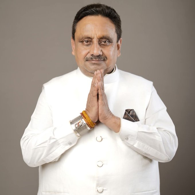 करवा चौथ के त्यौहार को देखते हुए दिल्ली के बाज़ारों में उमड़ी भीड़, 25 हज़ार करोड़ के कारोबार का अनुमान