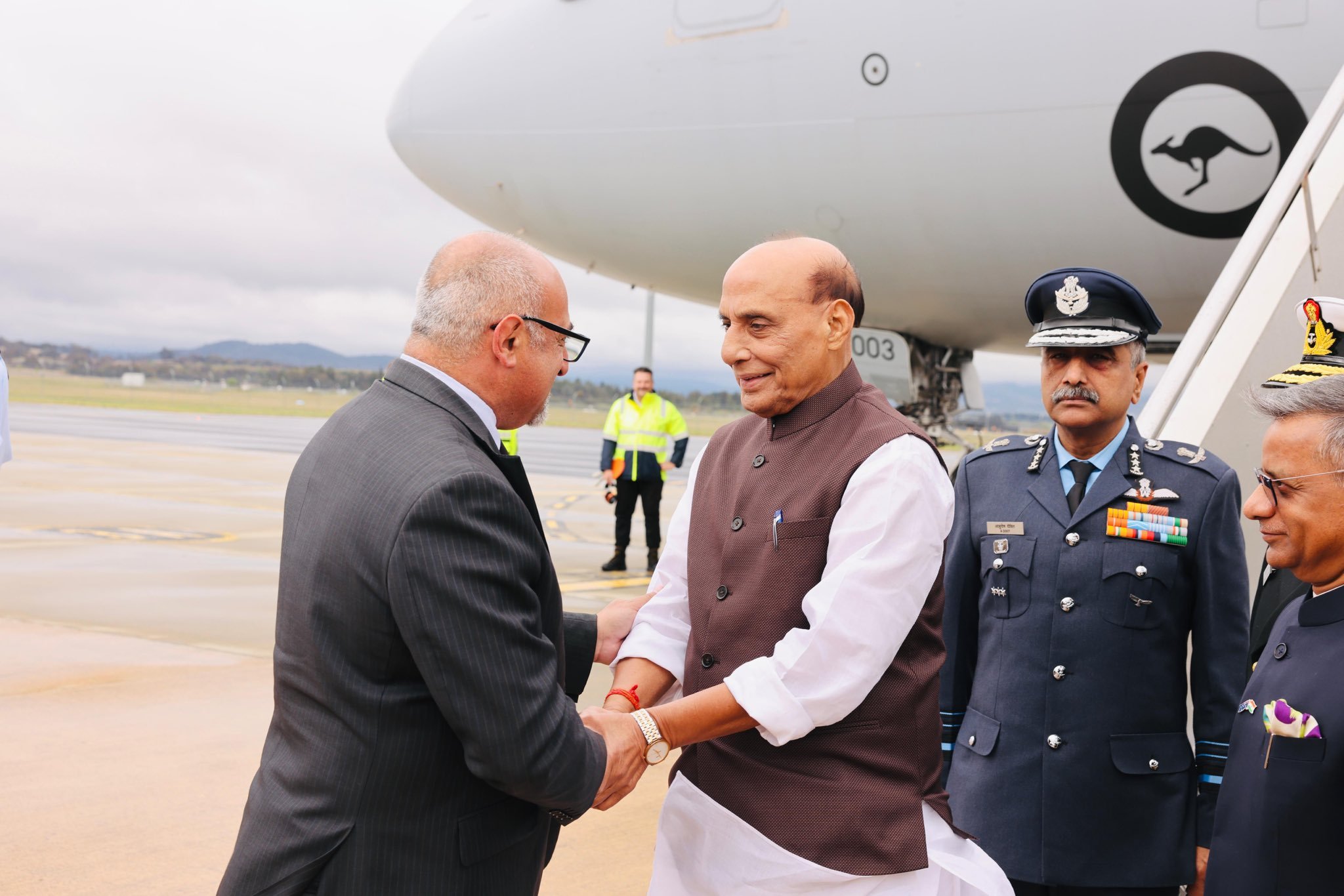 रक्षा मंत्री राजनाथ सिंह ऑस्ट्रेलिया की राजधानी कैनबेरा पहुंचे