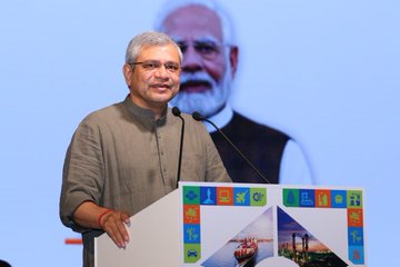 रेल मंत्री अश्विनी वैष्णव ने पहले वाइब्रेंट गुजरात क्षेत्रीय सम्मेलन को संबोधित किया