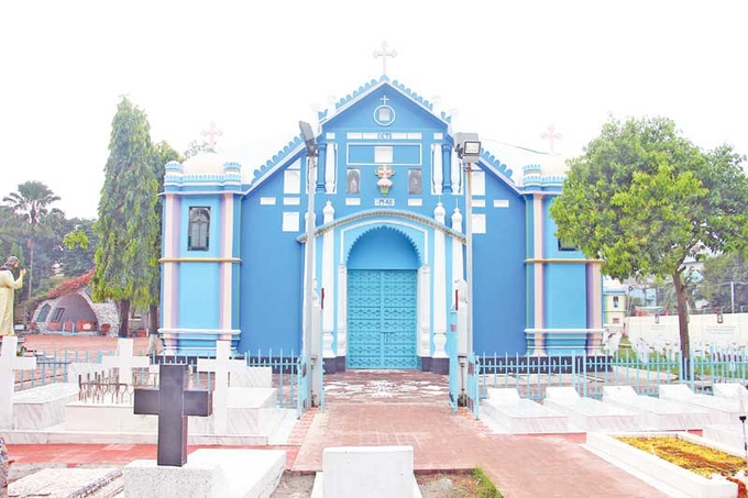 बांग्लादेश: ढाका के फार्मगेट स्थित होली क्रॉस कॉलेज और होली रोज़री चर्च के सामने कई बम विस्फोट हुए