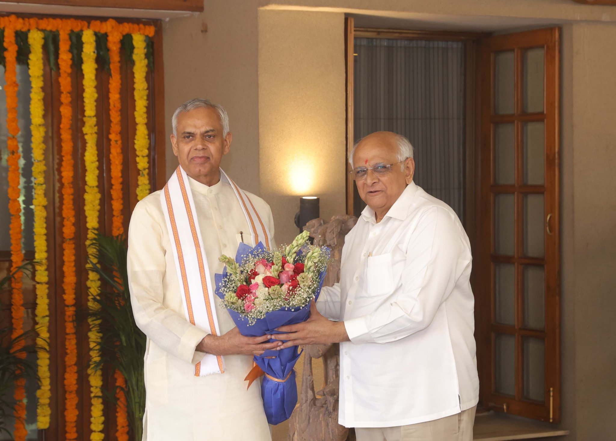 મુખ્યમંત્રીએ રાજભવનમાં રાજયપાલ આચાર્ય દેવવ્રતની મુલાકાત લઇને નવા વર્ષની શુભેચ્છાઓ પાઠવી.