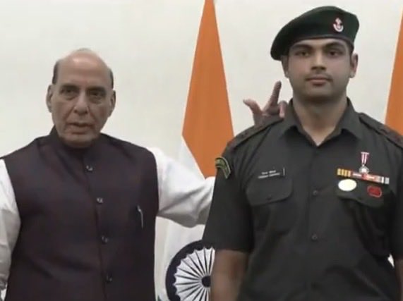 भाला फेंक खिलाड़ी नीरज चोपड़ा को भारतीय सेना में लेफ्टिनेंट कर्नल की मानद उपाधि प्रदान की गई