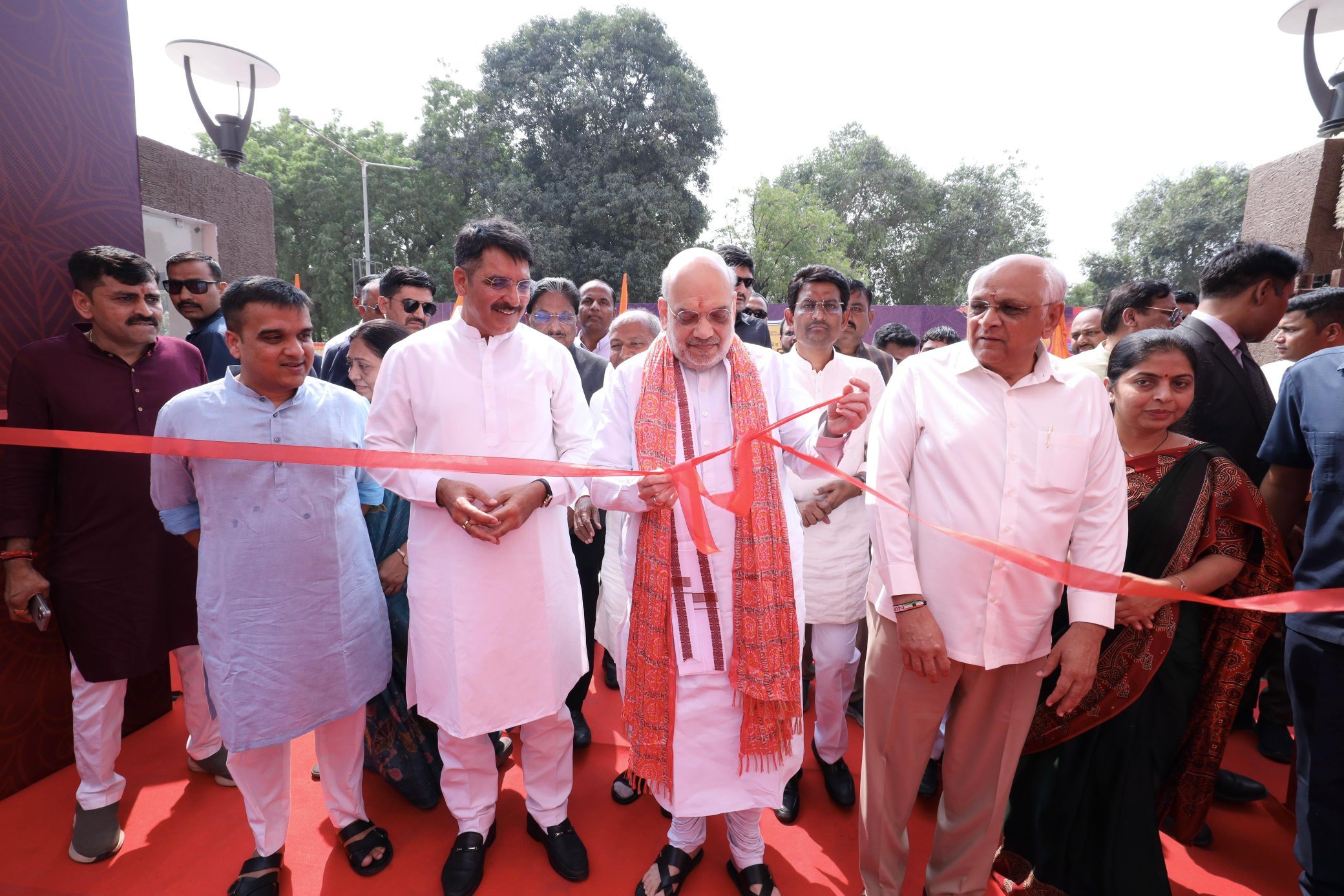 गृह मंत्री अमित शाह ने गुजरात में विधायक आवासीय परिसर का उद्घाटन किया