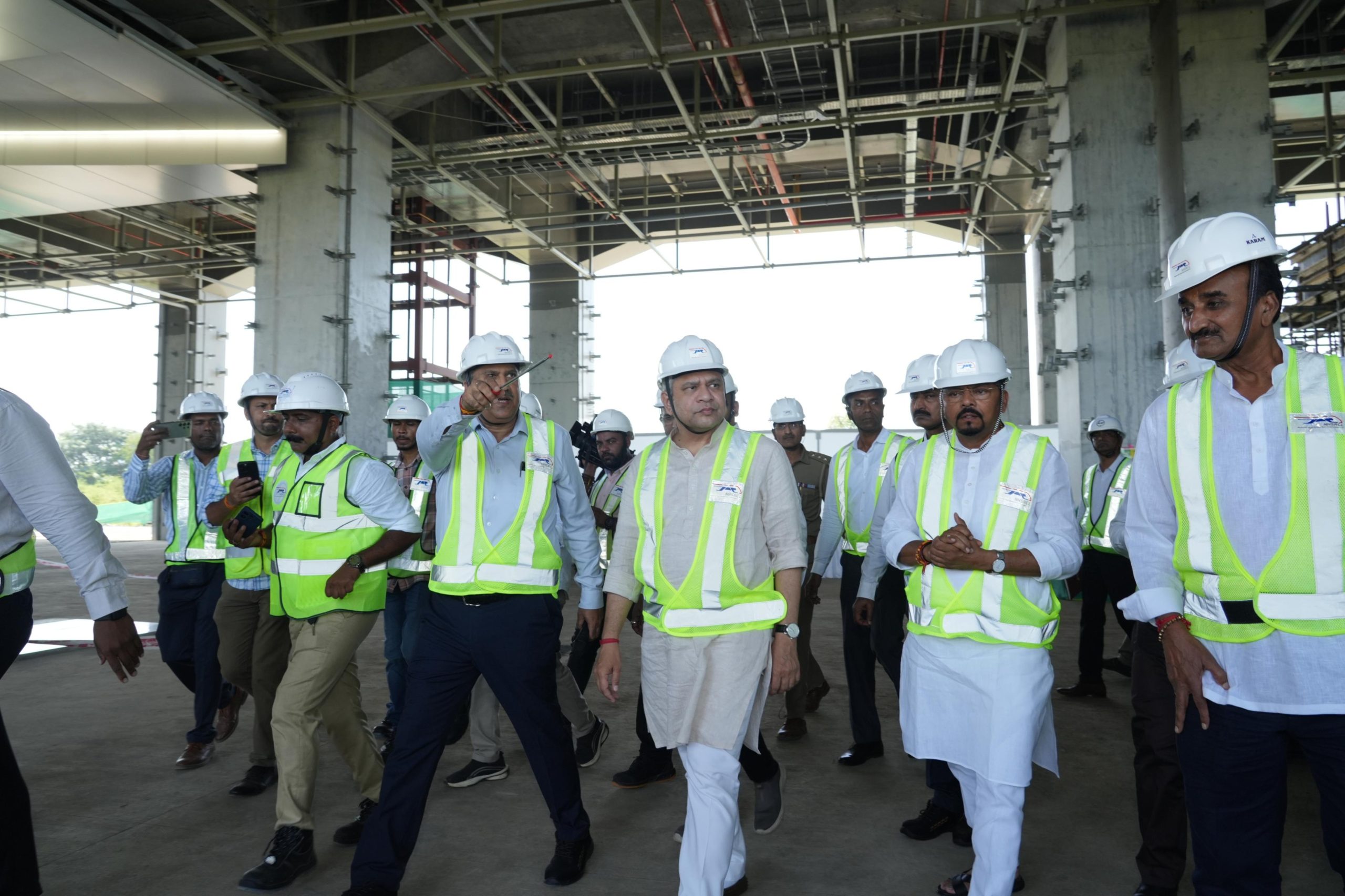 रेल मंत्री अश्विनी वैष्णव ने  गुजरात में निर्माणाधीन बिलिमोरा बुलेट ट्रेन स्टेशन का दौरा किया