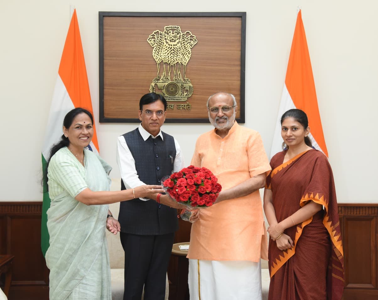 खेल मंत्री मनसुख मांडविया ने आज उपराष्ट्रपति सी. पी. राधाकृष्णन से संसद भवन में भेंट की