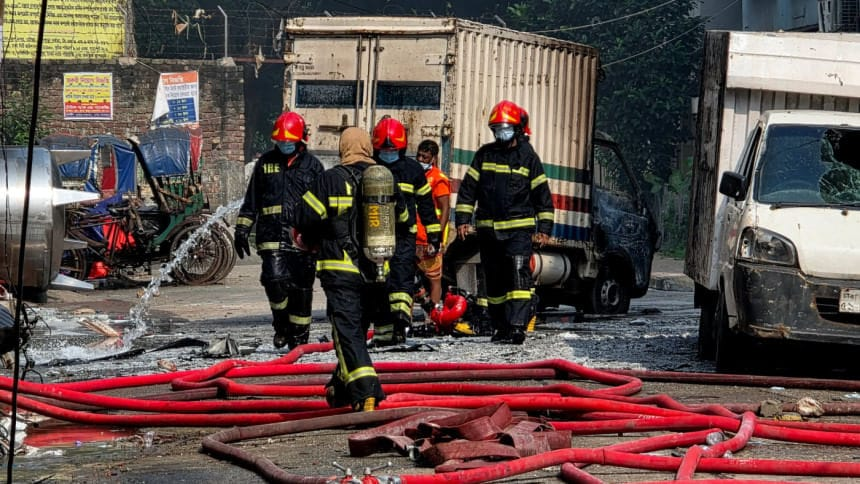 Bangladesh Fire Tragedy: 16 Dead, Several Injured in Blaze at Chemical Godown and Garment Factory
