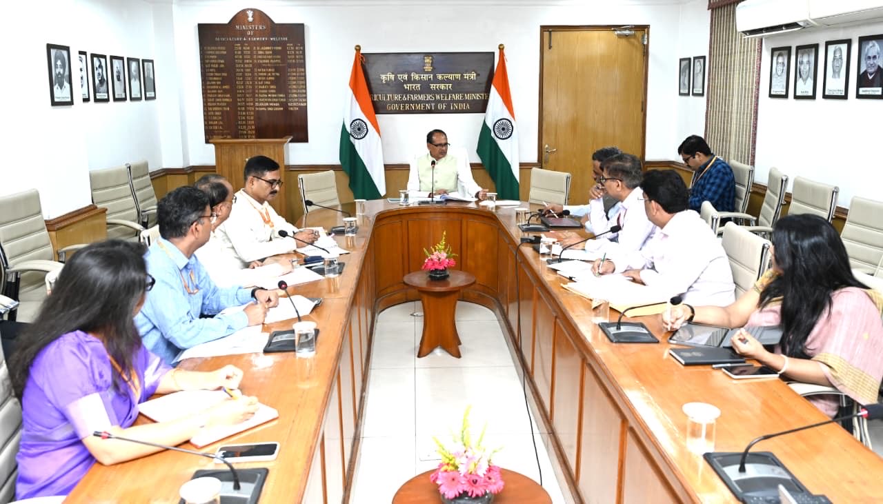 প্রধানমন্ত্রী গ্রাম চড়ক যোজনাৰ অগ্ৰগতিৰ পৰ্যালোচনা মন্ত্রী শিৱৰাজ সিং চৌহানৰ