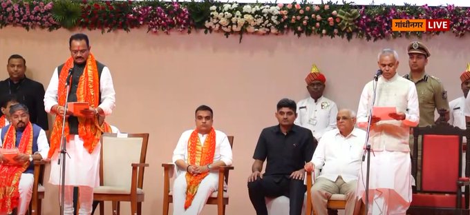 गुजरात: राज्यपाल ने नवनियुक्त उपमुख्यमंत्री और मंत्रियों को शपथ दिलाई