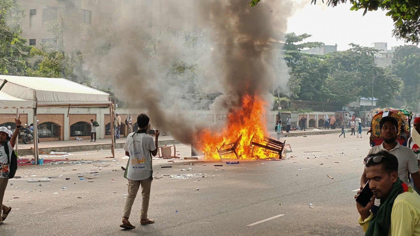 জুলাই জাতীয় সনদ স্বাক্ষরের আগে মিছিল করার উদ্দেশ্যে বাংলাদেশ সংসদের সামনে জমায়েত হলে বিক্ষোভকারীদের সঙ্গে পুলিশ ও নিরাপত্তা বাহিনীর সংঘর্ষে এলাকা রণক্ষেত্র হয়ে ওঠে।