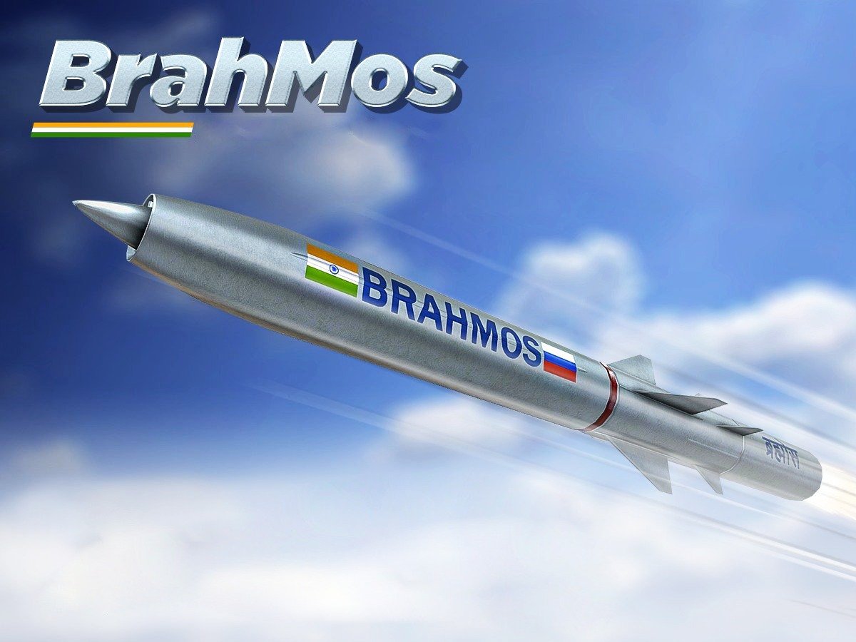 સંરક્ષણમંત્રી રાજનાથ સિંહ અને યુપીના મુખ્યમંત્રી યોગી આદિત્યનાથ આજે લખનૌમાં બ્રહ્મોસ મિસાઇલોના પ્રથમ બેચને લીલી ઝંડી આપશે