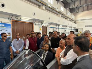 रक्षा मंत्री राजनाथ सिंह और मुख्यमंत्री योगी आदित्यनाथ लखनऊ में निर्मित ब्रह्मोस मिसाइलों की पहली खेप को हरी झंडी दिखाई