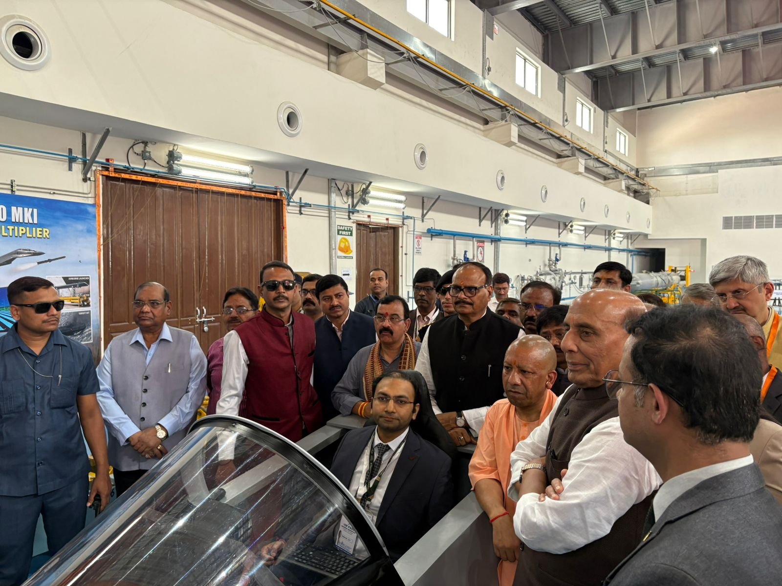 रक्षा मंत्री राजनाथ सिंह और मुख्यमंत्री योगी आदित्यनाथ लखनऊ में निर्मित ब्रह्मोस मिसाइलों की पहली खेप को हरी झंडी दिखाई