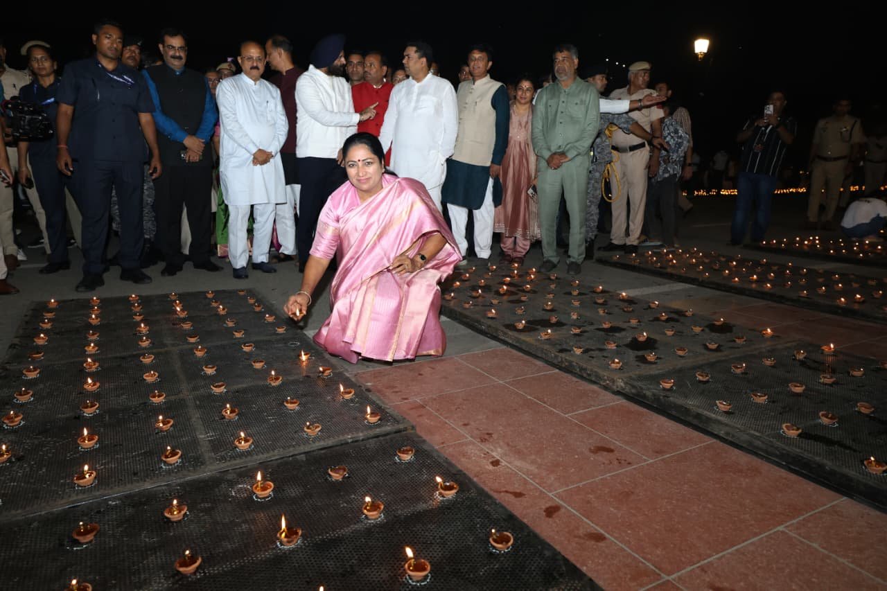 दिल्ली में पहली बार उत्तर प्रदेश के अयोध्या की तरह भव्य दीपोत्सव मनाया गया