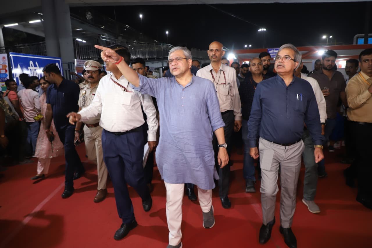 Railway Minister Ashwini Vaishnaw Conducts Surprise Check at Anand Vihar Station