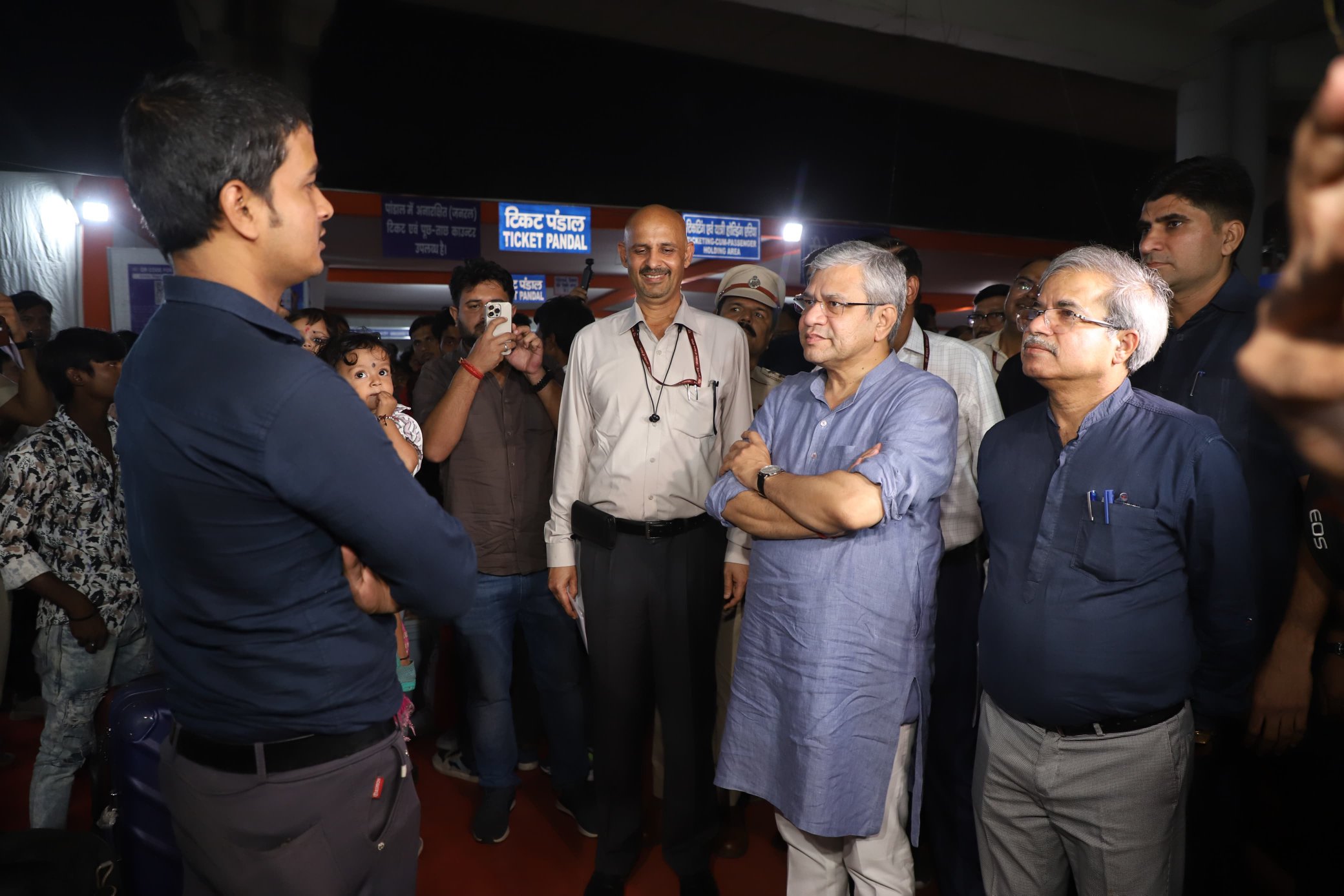 रेल मंत्री अश्विनी वैष्णव ने दीपावली और छठ पर्व को देखते हुए आनंद विहार रेलवे स्टेशन पर यात्री सुविधाओं का जायजा लिया