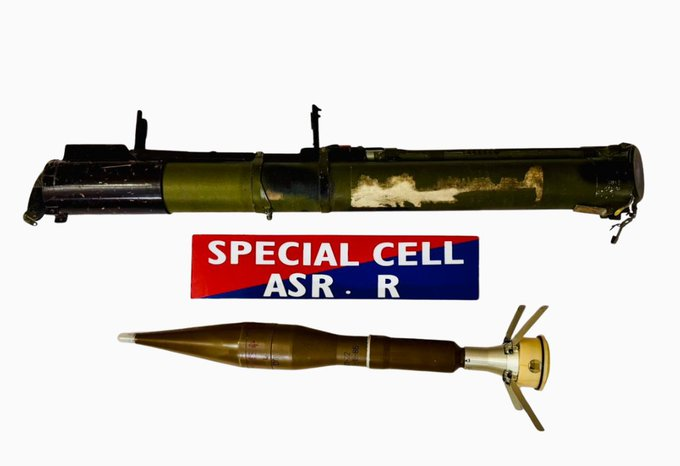 પંજાબ પોલીસે આજે અમૃતસરમાં રોકેટ પ્રોપેલ્ડ ગ્રેનેડ અને લોન્ચર સાથે બે આતંકવાદીઓની ધરપકડ કરી