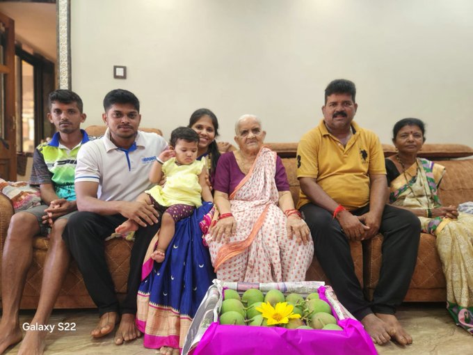 देवगडच्या हापूस आंब्याची पहिली पेटी मुंबईत दाखल