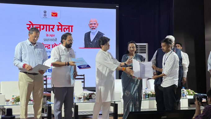 गुजरात: संचार मंत्री ज्योतिरादित्य सिंधिया ने वडोदरा में आयोजित रोज़गार मेले में 86 उम्मीदवारों को नियुक्ति पत्र वितरित किए