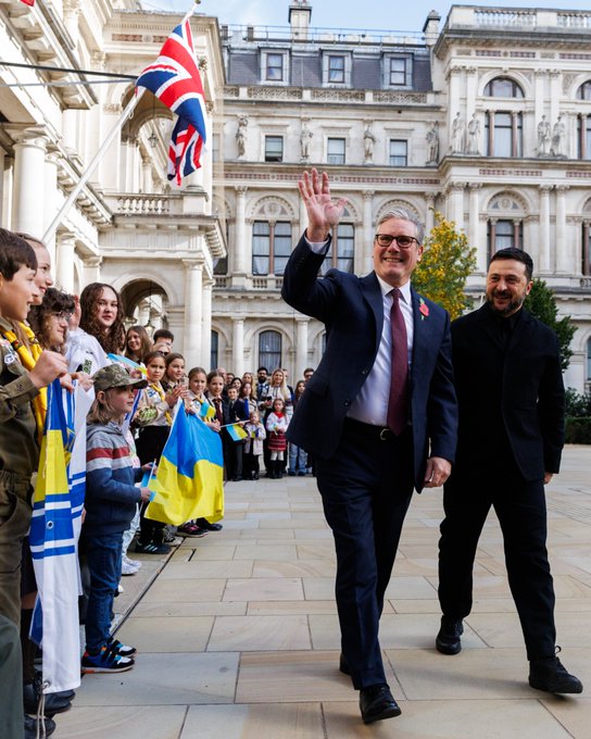 ब्रिटिश प्रधानमंत्री कीर स्टारमर ने लंदन स्थित अपने डाउनिंग स्ट्रीट आवास पर यूक्रेन के राष्ट्रपति वोलोदिमिर ज़ेलेंस्की की मेज़बानी की