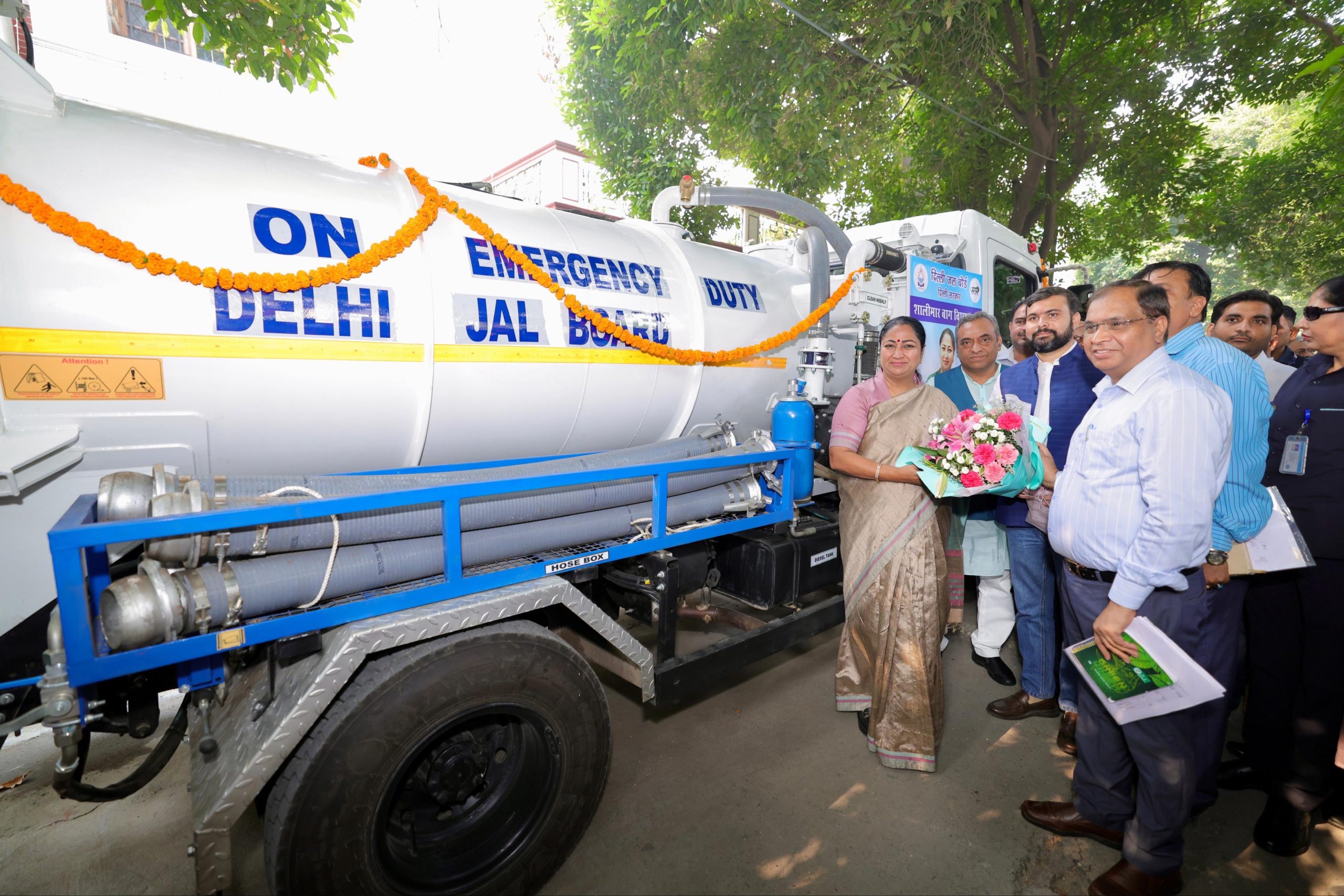 मुख्यमंत्री रेखा गुप्ता ने पीतमपुरा के वैशाली एन्कलेव में  नई सड़क और ड्रेनेज सिस्टम के कार्यों का शुभारंभ किया