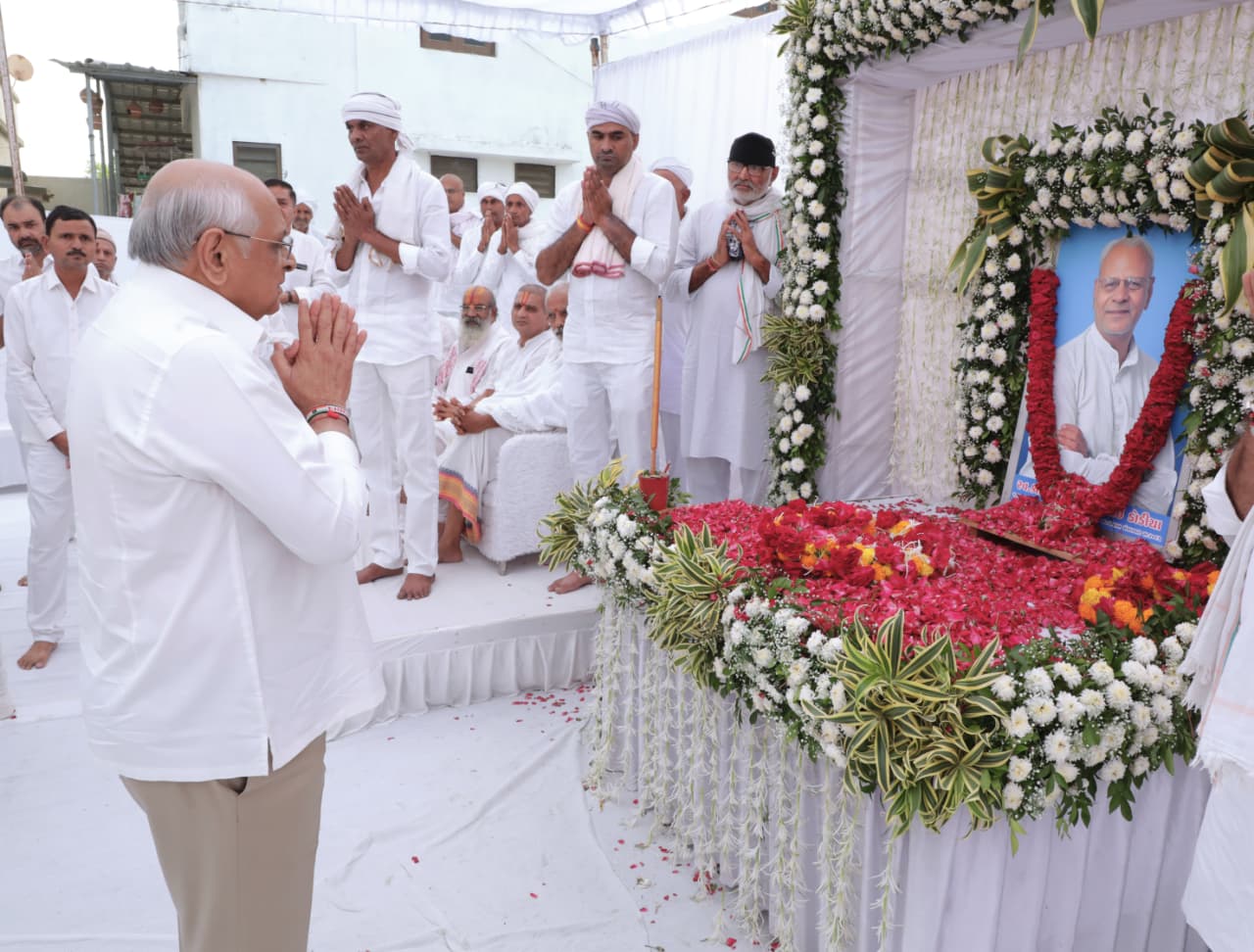 મુખ્યમંત્રી ભૂપેન્દ્ર પટેલે વિરમગામના પૂર્વ ધારાસભ્ય અને અગ્રણી સમાજ સેવક સ્વર્ગસ્થ વજુભાઈ ડોડીયાની પ્રાથના સભામાં ઉપસ્થિત રહી શ્રદ્ધાંજલિ આપી.