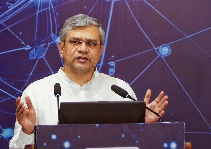 حکومت نے ملک بھر میں پانچ ہزار 500 کروڑ روپے سے زیادہ مالیت کی سرمایہ کاری والے الیکٹرانک آلات کی تیاری کے پلانٹوں کو قائم کرنے کیلئے 7 درخواستوں کو منظوری دی ہے