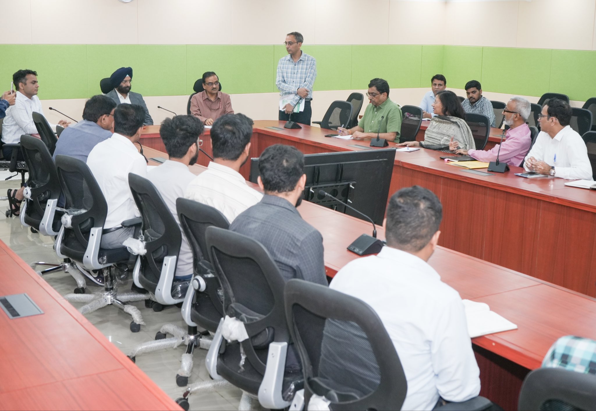 दिल्ली पर्यावरण मंत्री मनजिंदर सिंह सिरसा ने  दिल्ली प्रदूषण नियंत्रण समिति के अधिकारियों के साथ  बैठक की