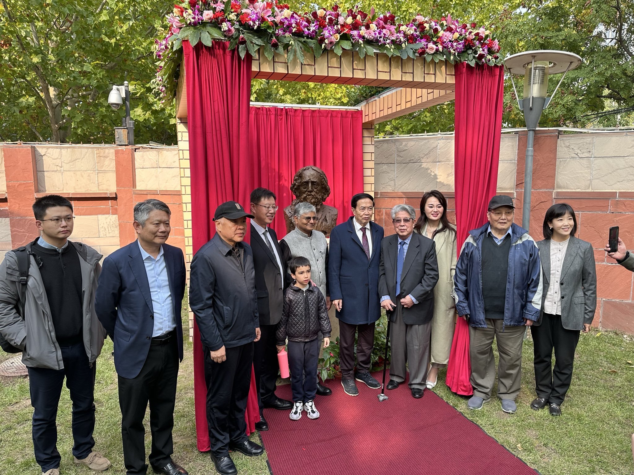 बीजिंग स्थित भारतीय दूतावास में नोबेल पुरस्कार विजेता रवींद्रनाथ टैगोर की प्रतिमा का अनावरण