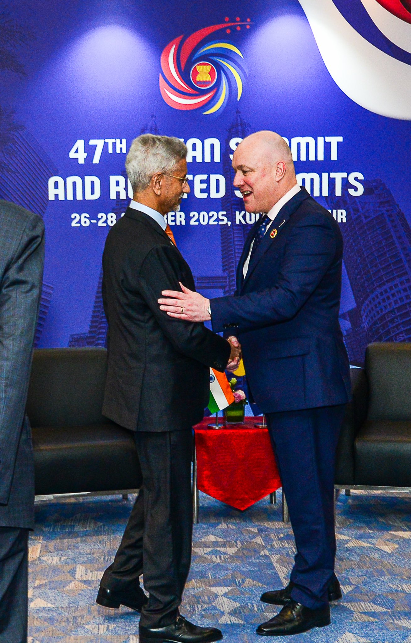 विदेश मंत्री डॉ. जयशंकर ने कुआलालंपुर में न्यूज़ीलैंड के प्रधानमंत्री क्रिस्टोफर लक्सन से की मुलाकात