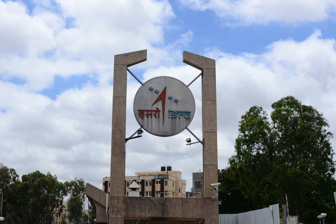 इस्रोनं एलव्हीएम ३ हे प्रक्षेपक वाहन सतीश धवन अंतराळ केंद्रातल्या लाँच पॅडवर पोहचवलं