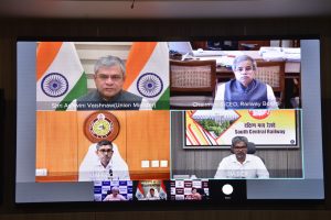 ঘূর্ণিঝড় মন্থা স্থলভাগ অতিক্রম করার পর, রেলমন্ত্রী অশ্বিনী বৈষ্ণো, অন্ধ্রপ্রদেশের মুখ্যমন্ত্রী চন্দ্রবাবু নাইডু, ওড়িশার মুখ্যমন্ত্রী মোহন চরণ মাঝি সহ সংশ্লিষ্ট রেলের আধিকারিকদের সঙ্গে ক্ষয়ক্ষতি সামাল দেওয়ার বিষয়ে কথা বলেছেন।    ঘূর্ণিঝড় মন্থা স্থলভাগ অতিক্রম করার পর, রেলমন্ত্রী অশ্বিনী বৈষ্ণো, অন্ধ্রপ্রদেশের মুখ্যমন্ত্রী চন্দ্রবাবু নাইডু, ওড়িশার মুখ্যমন্ত্রী মোহন চরণ মাঝি সহ সংশ্লিষ্ট রেলের আধিকারিকদের সঙ্গে ক্ষয়ক্ষতি সামাল দেওয়ার বিষয়ে কথা বলেছেন।