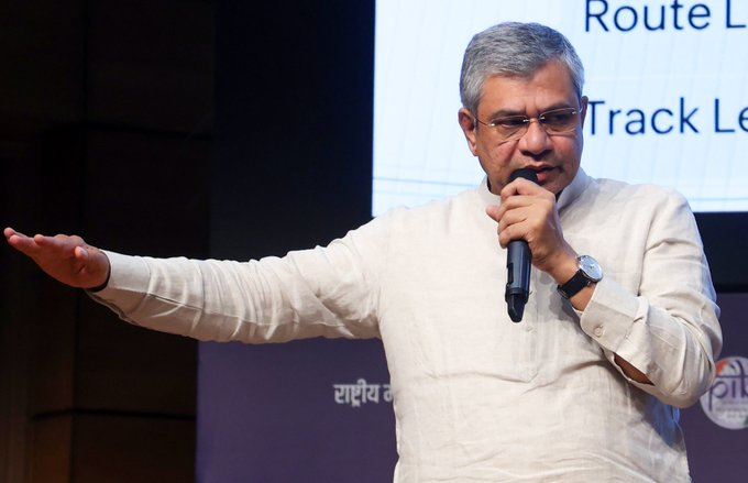 भारताची स्मार्ट फोन निर्यात गेल्या महिन्यात विक्रमी -अश्विनी वैष्णव