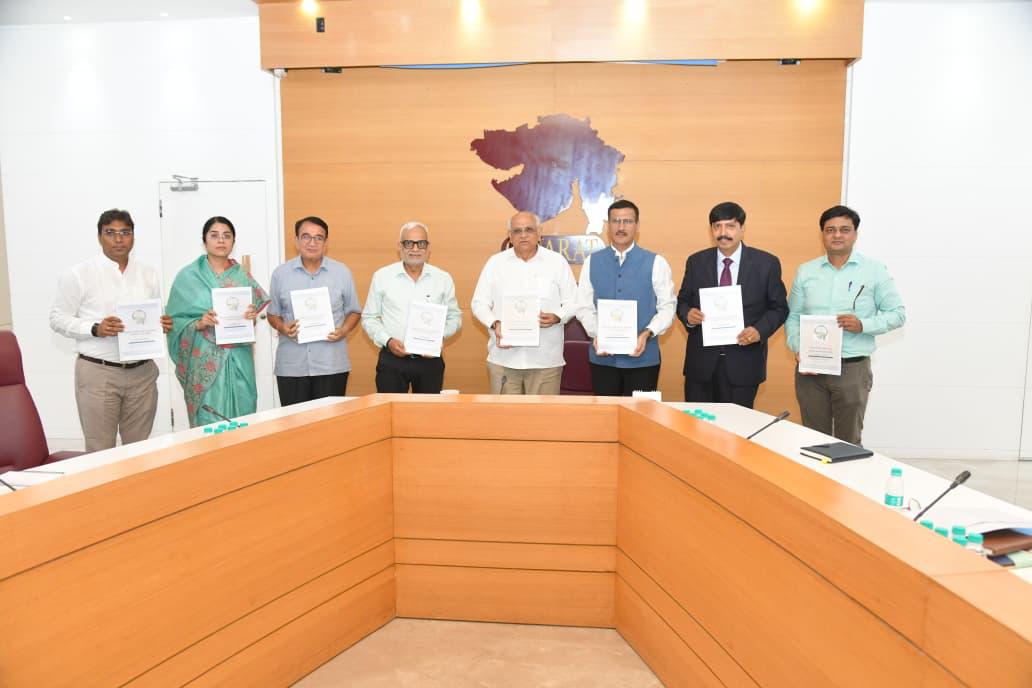 ગુજરાત વહીવટી સુધારણા પંચે 12 જેટલી મુખ્ય ભલામણ સાથેનો પાંચમો અહેવાલ મુખ્યમંત્રી ભૂપેન્દ્ર પટેલને સોંપ્યો