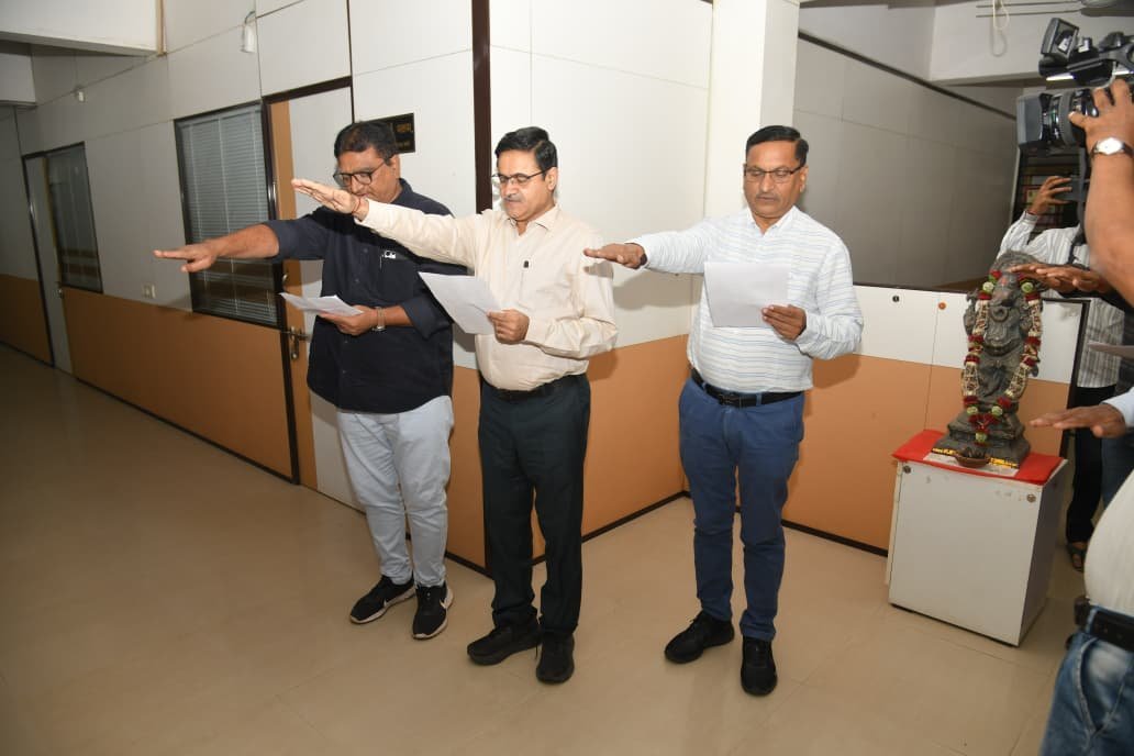 રાષ્ટ્રીય એકતા દિવસ ઉજવણી નિમિત્તે ગાંધીનગરમાં માહિતી નિયામક કે.એલ.બચાણી, સહિત અધિકારીઓએ આજે શપથ ગ્રહણ કર્યા.