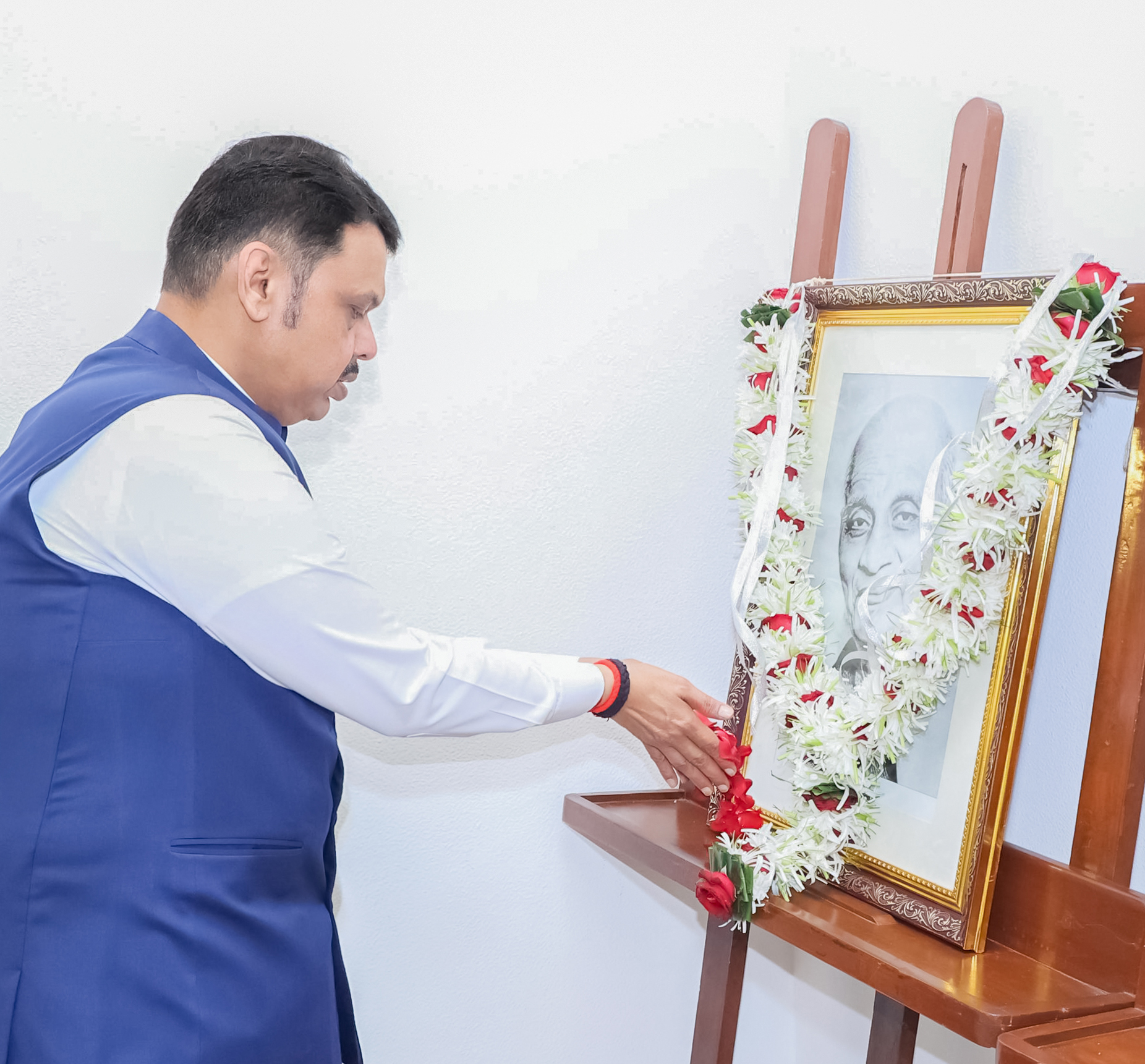 महाराष्ट्र के मुख्यमंत्री देवेंद्र फडणवीस ने लौह पुरुष सरदार वल्लभभाई पटेल को पुष्पांजलि अर्पित की