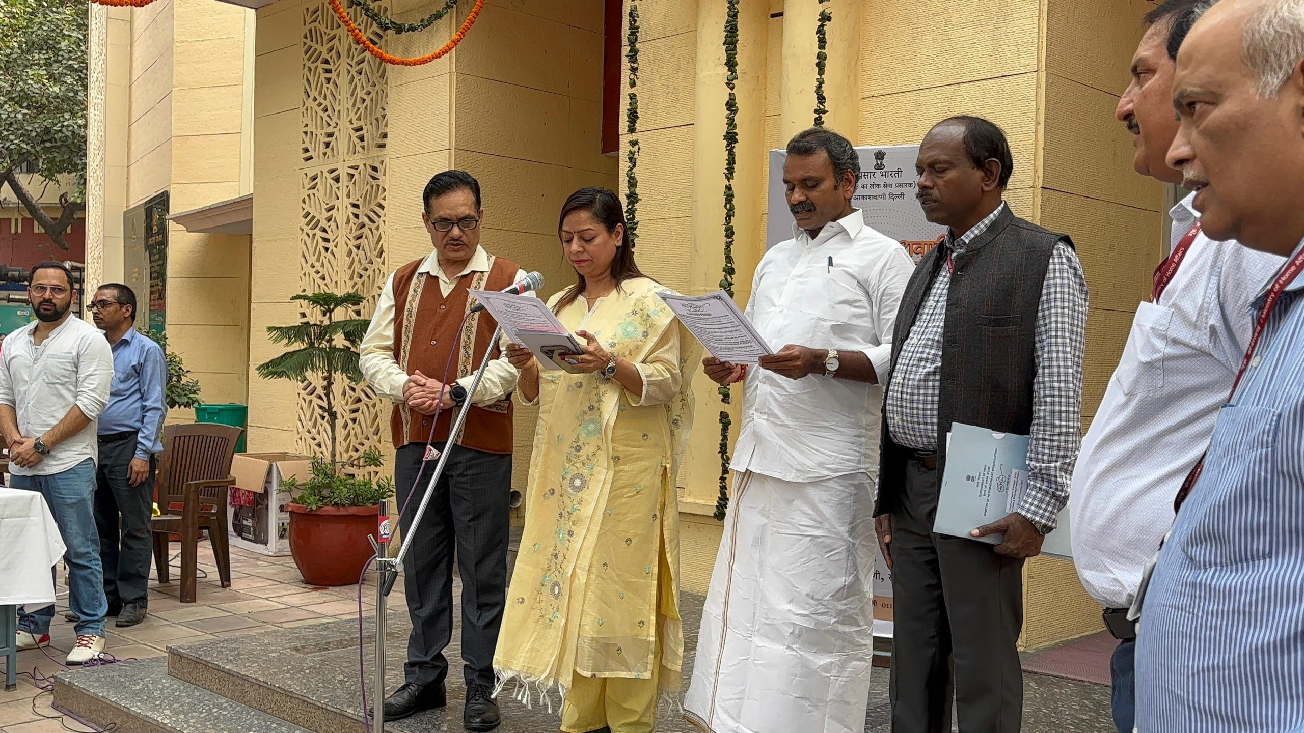 MoS L. Murugan Leads Swachhta Pledge at Akashvani Bhawan