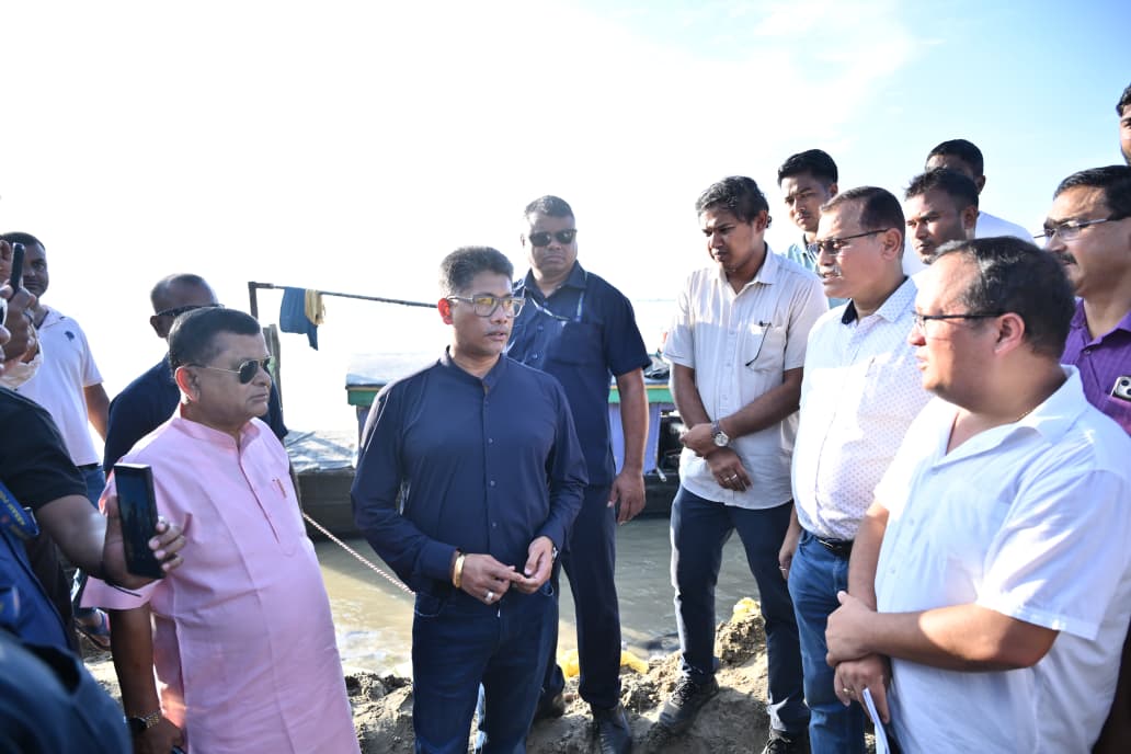 ডিব্ৰুগড়ত ব্ৰহ্মপুত্ৰৰ খহনীয়াৰ কবলত পৰা ফুলবাগানৰ কাছাৰীঘাট পৰিদৰ্শন জলসম্পদ বিভাগৰ মন্ত্ৰী পীযূষ হাজৰিকাৰ