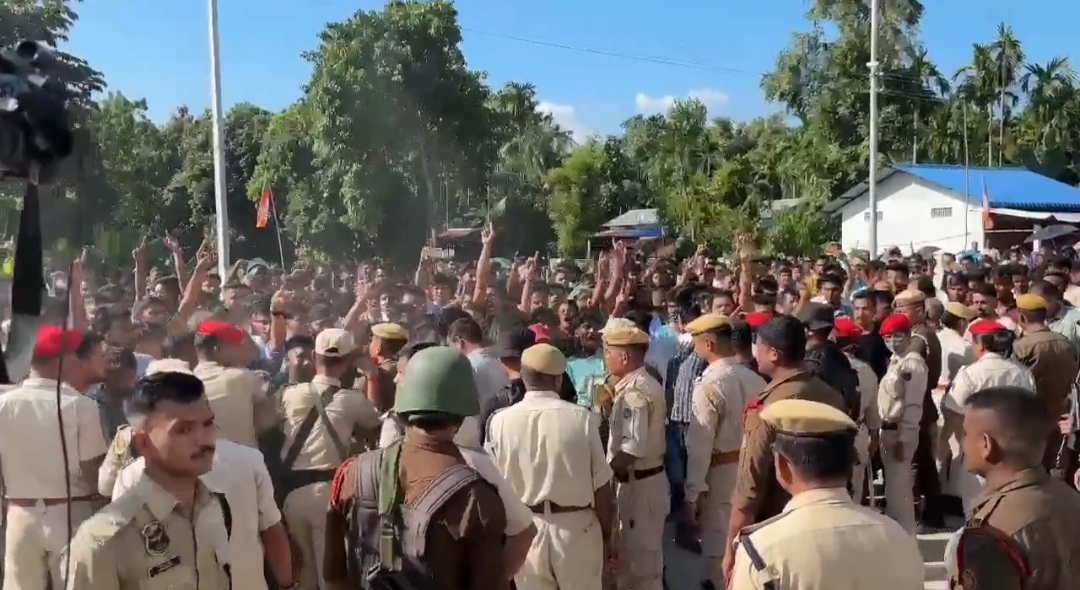 জুবিন গাৰ্গৰ মৃত্যুৰ ঘটনাত অভিযুক্ত ৫জনক  বাক্সাৰ কাৰাগাৰলৈ নিয়াৰ সময়ত উত্তপ্ত পৰিস্থিতি
