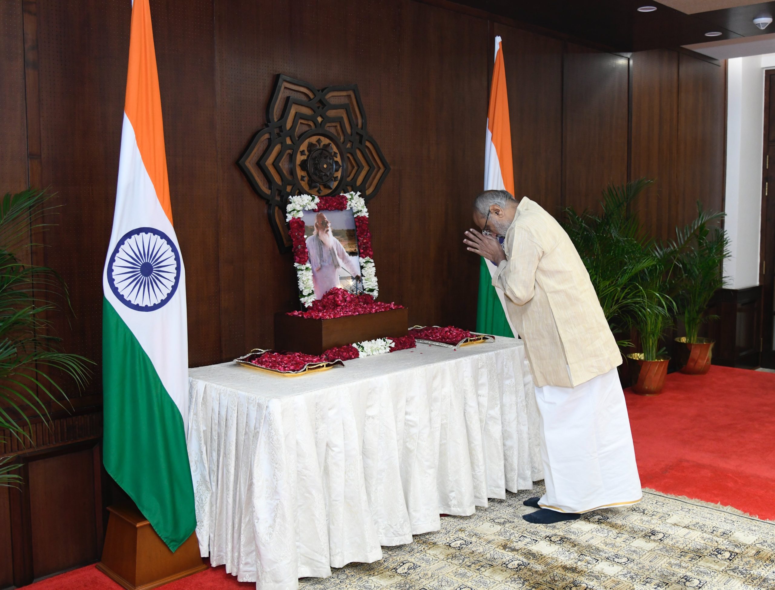 उपराष्ट्रपति सी. पी. राधाकृष्णन ने भारत रत्न नानाजी देशमुख की जयंती पर दी श्रद्धांजलि