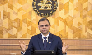 بھارتی رِزرو بینک نے موجودہ مالی برس کے دوران  GDP کی شرح ترقی کے تخمینے کو بڑھا کر 6 اعشاریہ آٹھ فیصد اور افراط زَر کے تخمینے کو گھٹاکر 2 اعشاریہ چھ فیصد کردیا ہے