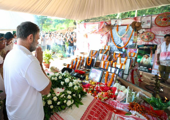 কমাৰকুছিৰ জুবিন গাৰ্গ ক্ষেত্রলৈ গৈ শিল্পীগৰাকীক শ্রদ্ধা নিবেদন ৰাহুল গান্ধীৰ