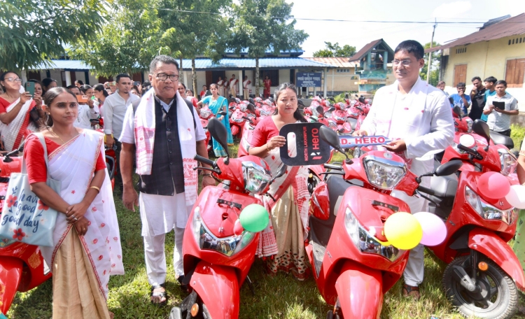 মন্ত্ৰী ডাঃ ৰণোজ পেগুৰ সখী এক্সপ্ৰেছ আঁচনিৰ অধীনত ধেমাজী আৰু বৰদলনি উন্নয়ন খণ্ডৰ বিভিন্ন সখীসকলৰ মাজত ৯৬ খন স্কুটি বিতৰণ