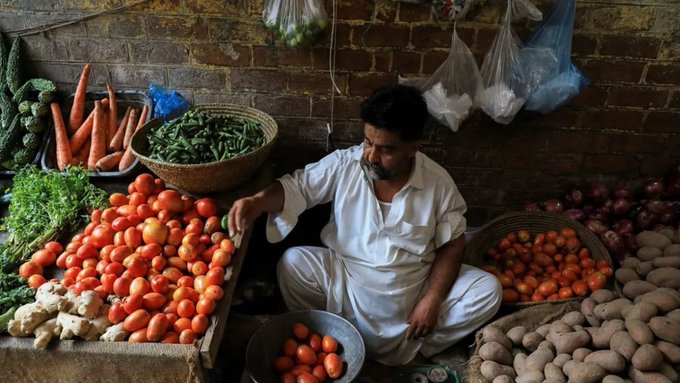 पाकिस्‍तान: अफगानिस्‍तान के साथ जारी संघर्ष के बीच रावलपिंडी और इस्‍लामाबाद के बाजारों में सब्जियों, फलों और अन्‍य खाद्य वस्‍तुओं की दरों में तेजी