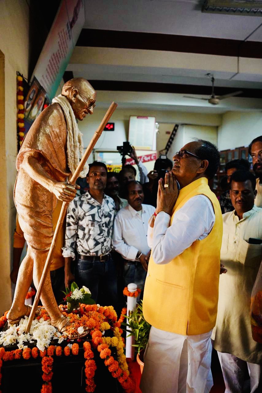 Shivraj Singh Chouhan pays tribute to Mahatma Gandhi on Gandhi Jayanti in Bhopal