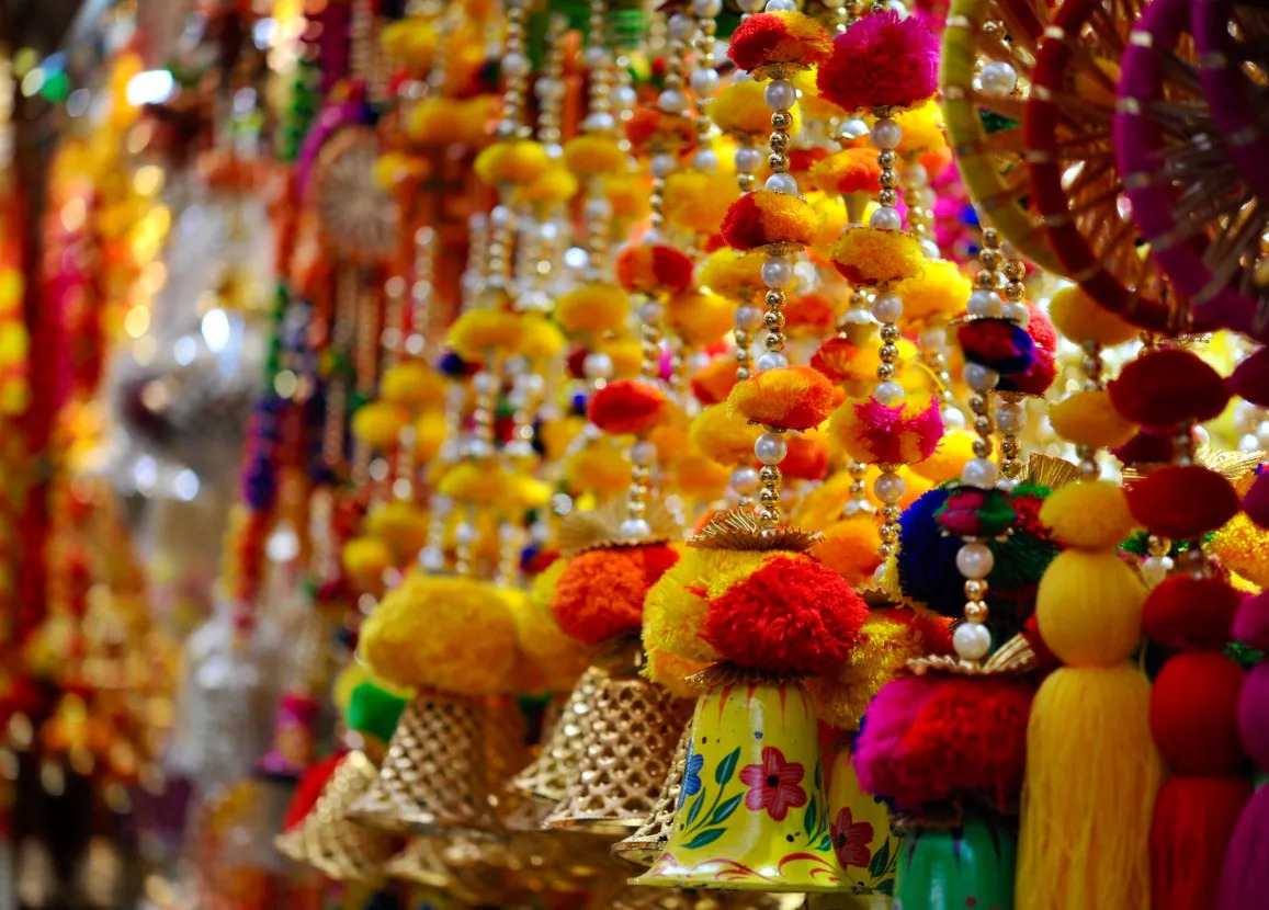રાજ્યના બજારોમાં દિવાળીનો માહોલ જામ્યો – ફટાકડા, કપડાં, રંગોળીની ખરીદી માટે મોટી સંખ્યામાં લોકો ઉમટ્યા