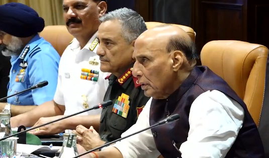रक्षा मंत्री राजनाथ सिंह ने नई दिल्ली में ब्राजील के उपराष्ट्रपति और रक्षा मंत्री के साथ बातचीत की