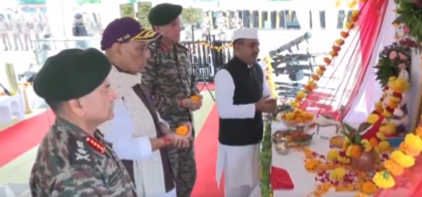 विजयादशमी के अवसर पर लक्कीनाला छावनी में रक्षा मंत्री ने सेनाओं के क्षमता अभ्यास में भाग लिया